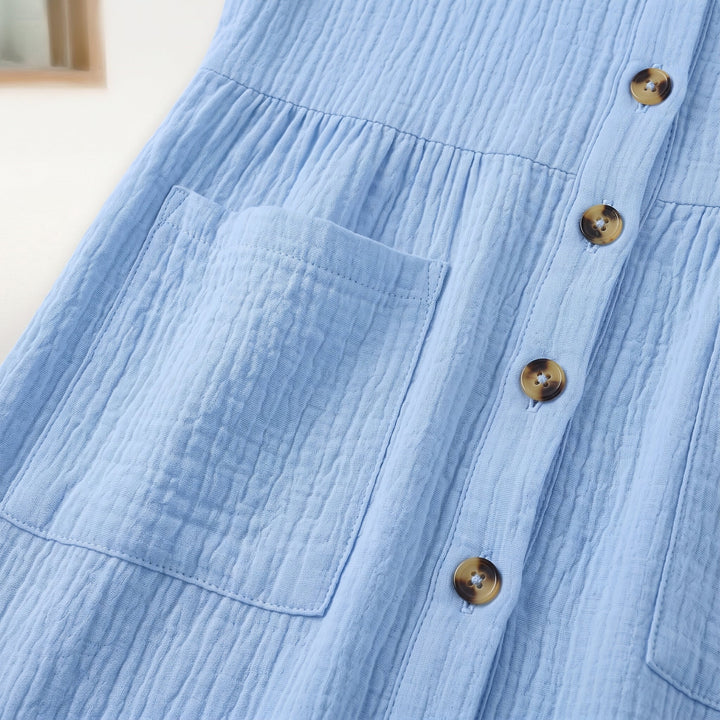Abito camicia con bottoni, inquadratura dalla vita in su