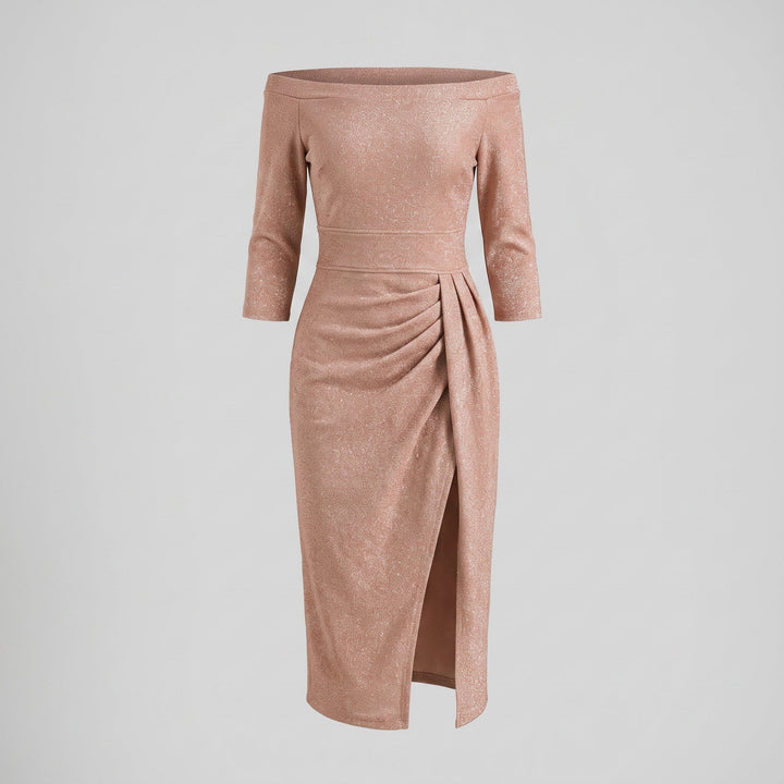 Dettaglio della scollatura off-shoulder e delle pieghe alla vita