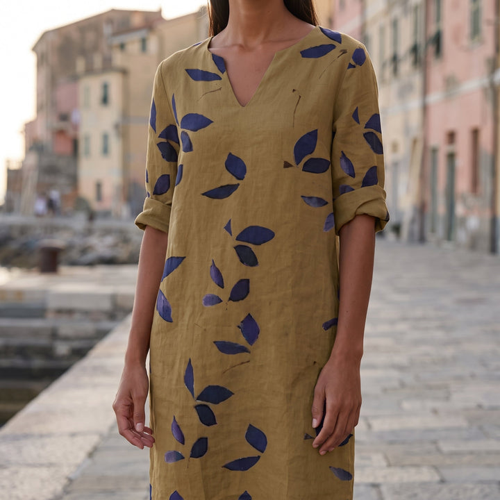 Abito shift con stampa a foglie, modello smanicato, visto frontalmente