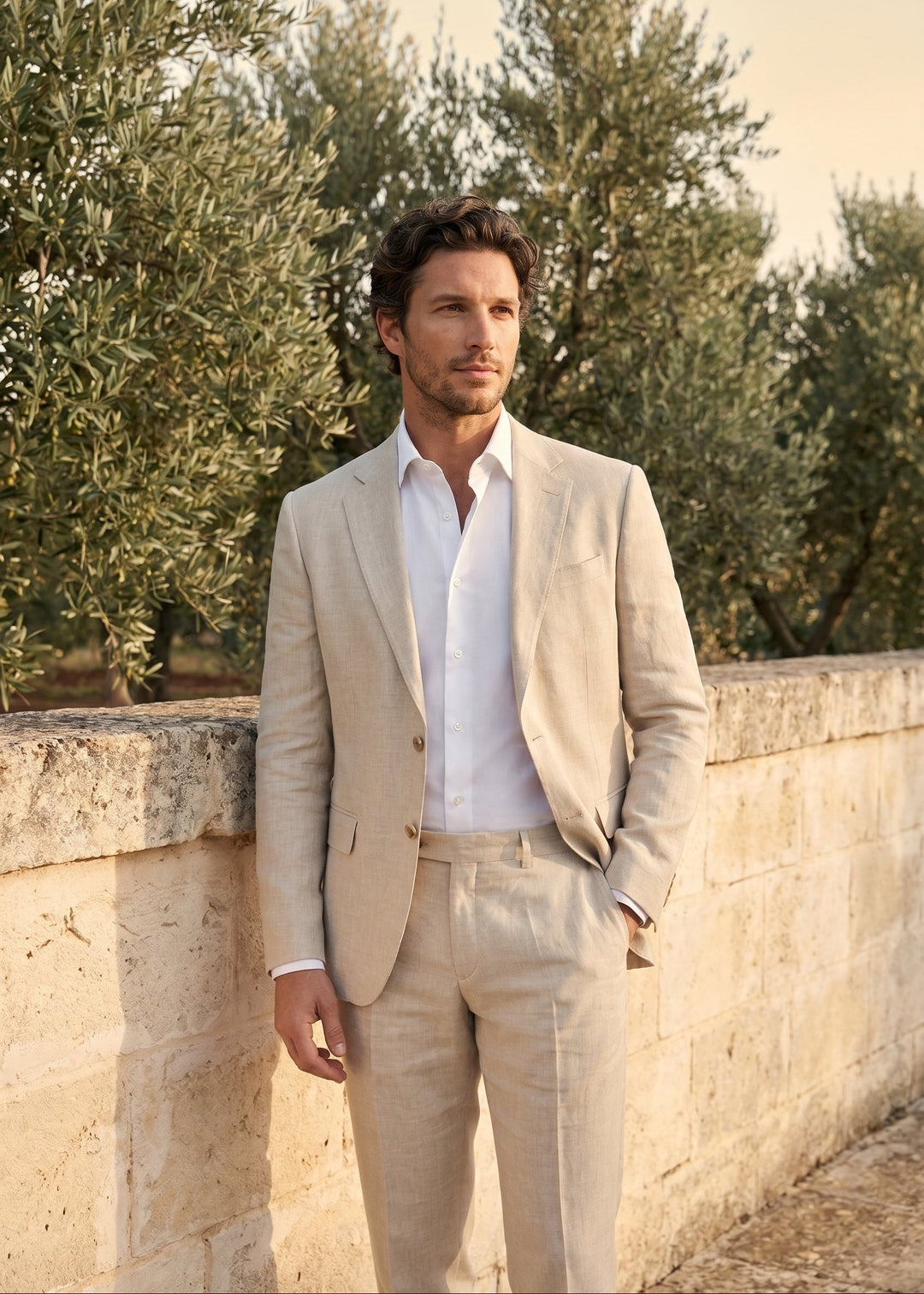 Completo da uomo in misto lino con giacca monopetto e pantaloni dritti, vista frontale