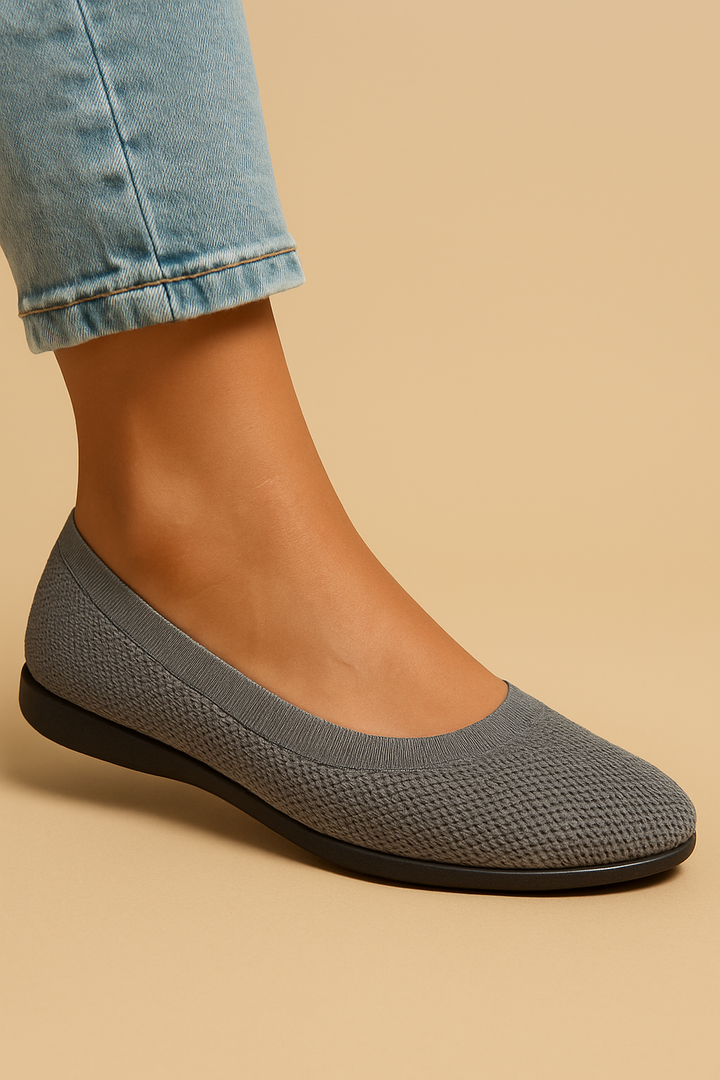 Coppia di ballerine piatte da donna poggiate su superficie piana