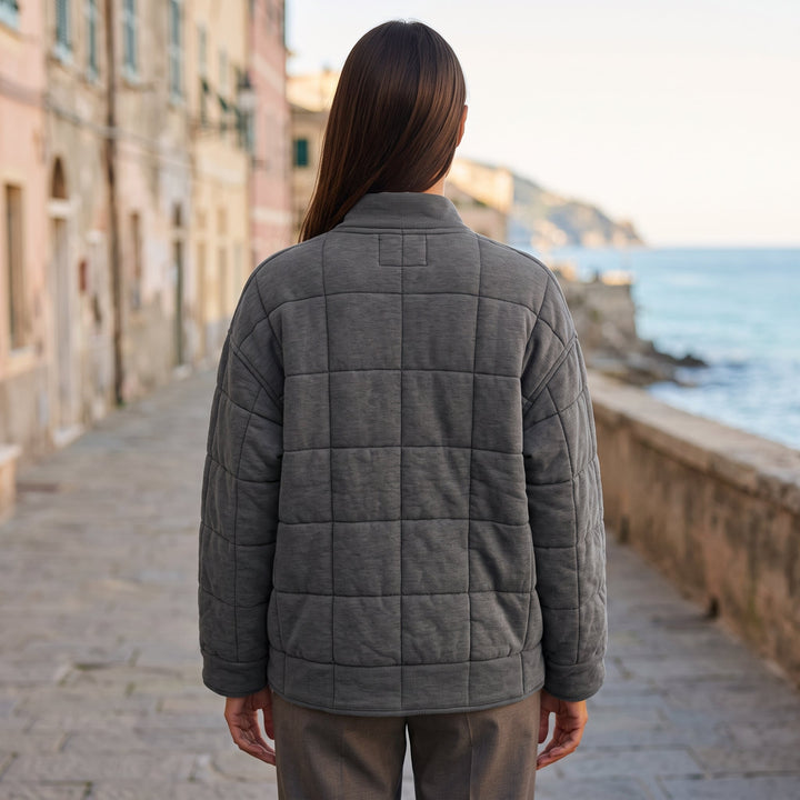 Vista laterale del bomber oversize con tasche e colletto a costina