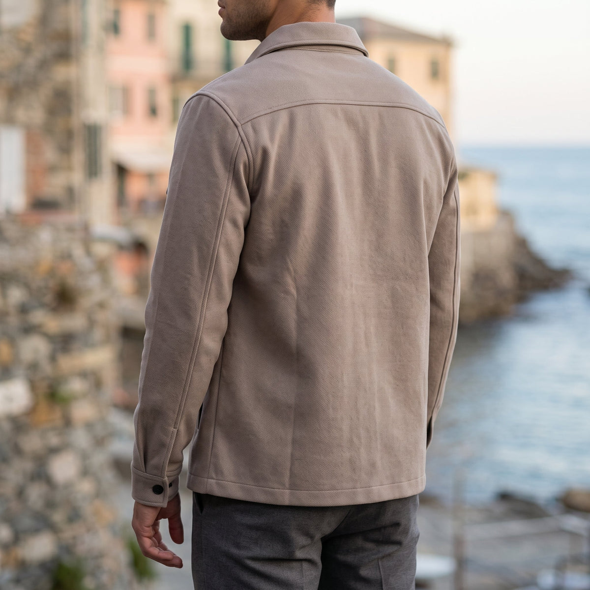 Vista frontale della camicia-giacca con colletto classico e chiusura a bottoni