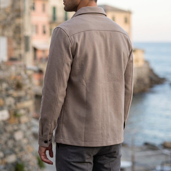 Vista frontale della camicia-giacca con colletto classico e chiusura a bottoni