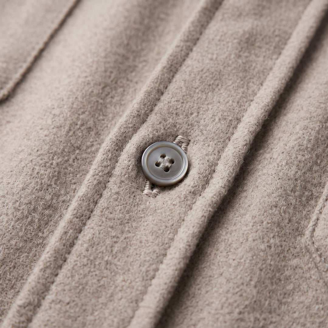 Dettaglio delle tasche applicate sul petto della camicia-giacca