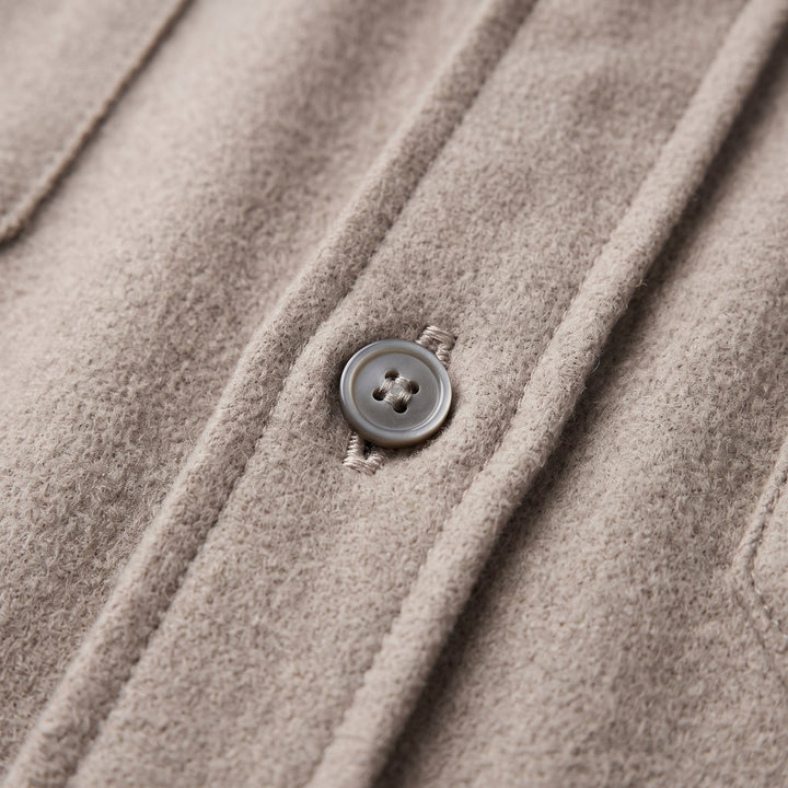 Dettaglio delle tasche applicate sul petto della camicia-giacca