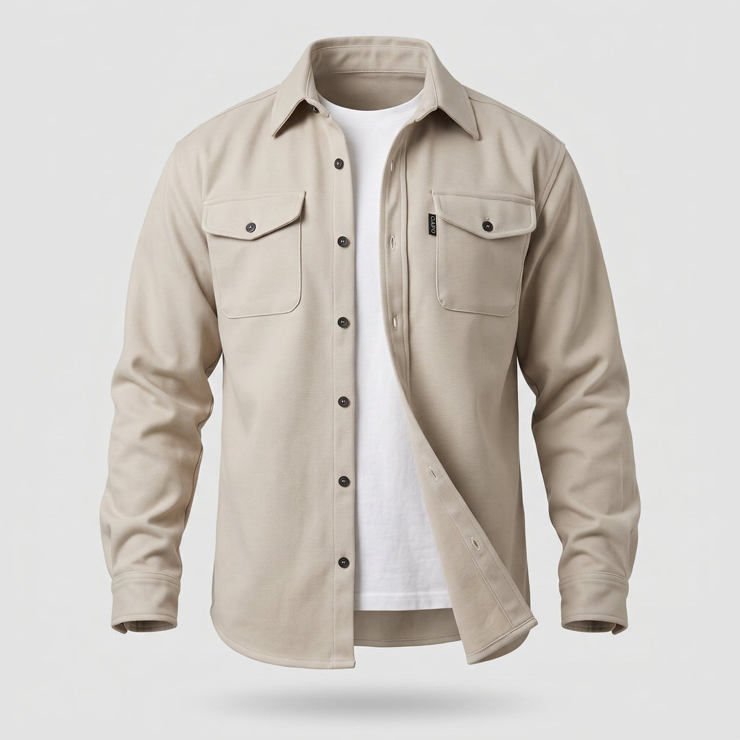 Camicia-giacca indossata sopra una t-shirt, vista di tre quarti