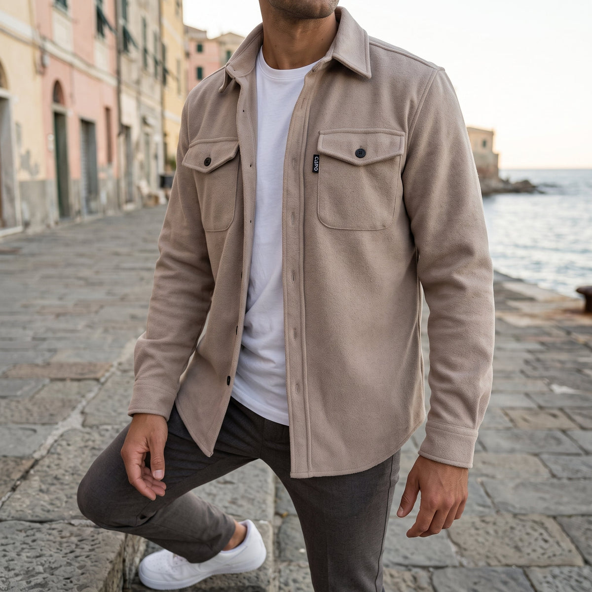 Camicia-giacca da uomo indossata di fronte, con bottoni e tasche sul petto visibili