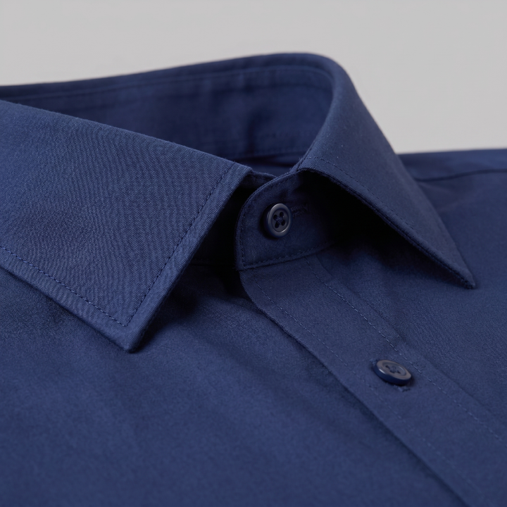 Vista posteriore della camicia slim fit da uomo