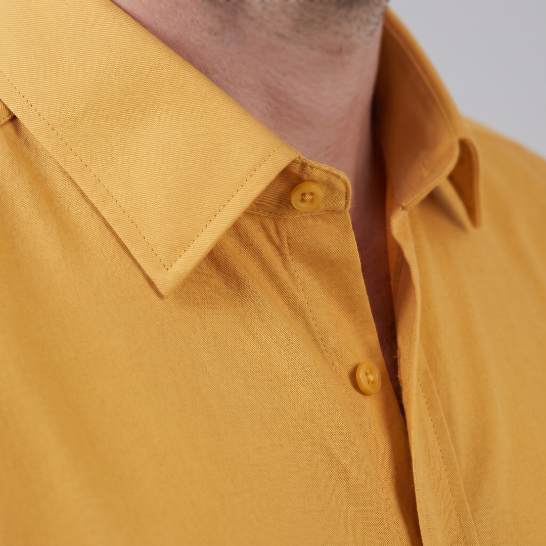 Vista laterale della camicia slim fit a maniche lunghe