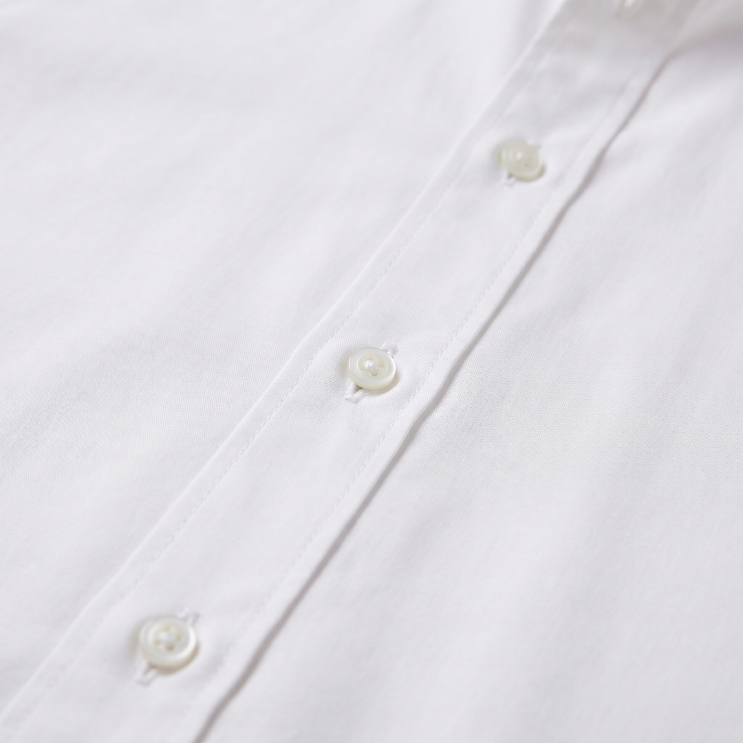 Vista frontale della camicia da uomo a maniche lunghe