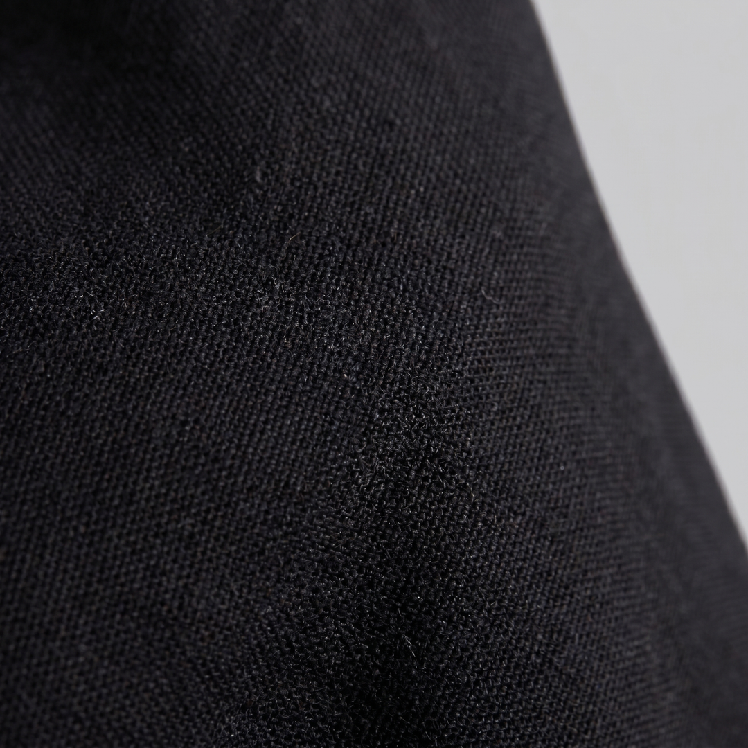 Dettaglio dei polsini abbottonati della camicia da uomo