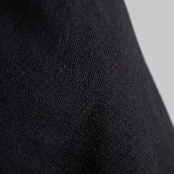 Dettaglio dei polsini abbottonati della camicia da uomo