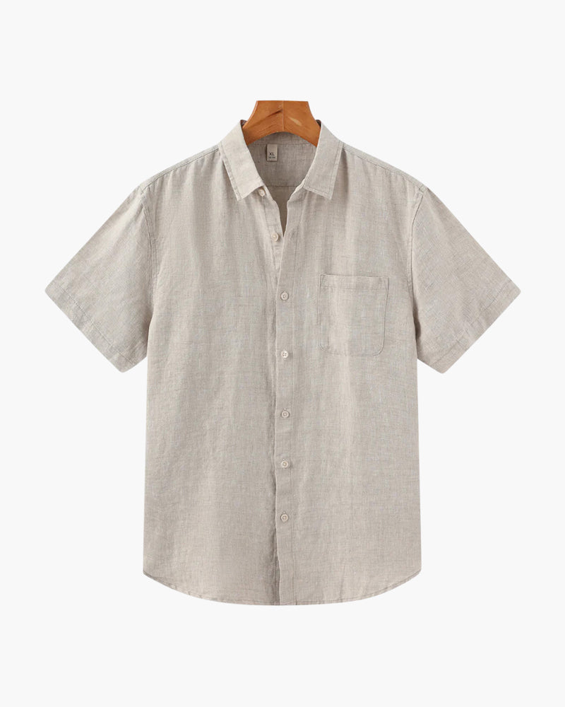Vista frontale della camicia estiva da uomo con colletto classico