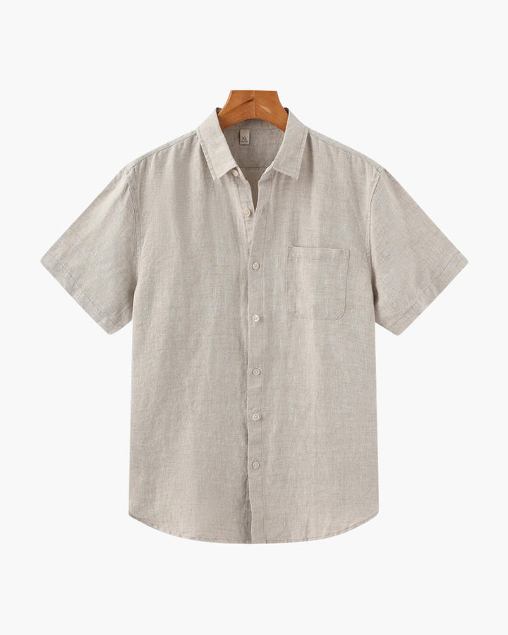Vista frontale della camicia estiva da uomo con colletto classico