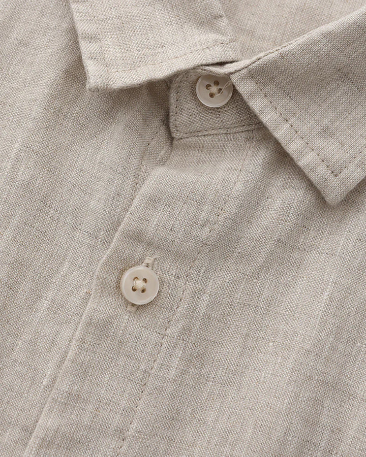 Camicia da uomo indossata con silhouette rilassata e dritta