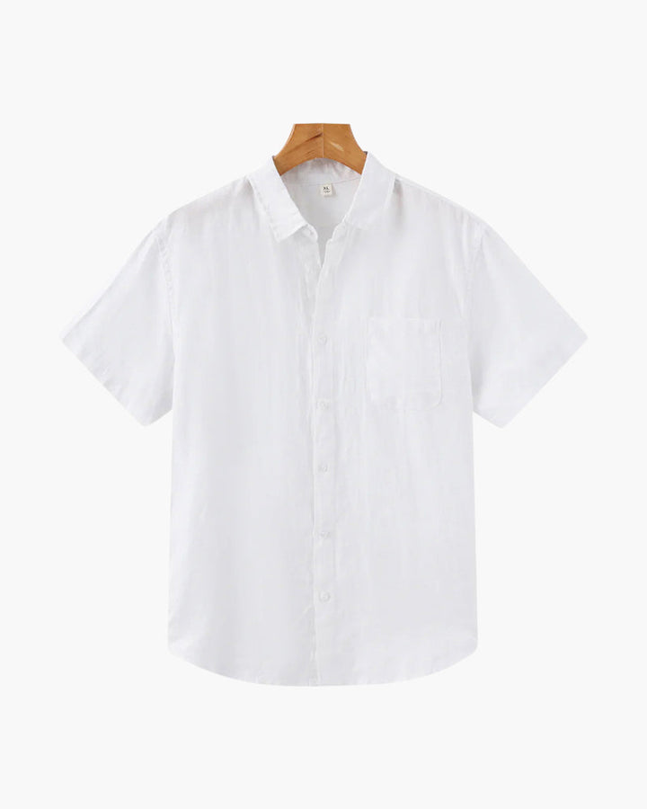 Dettaglio del tessuto in lino della camicia a maniche corte