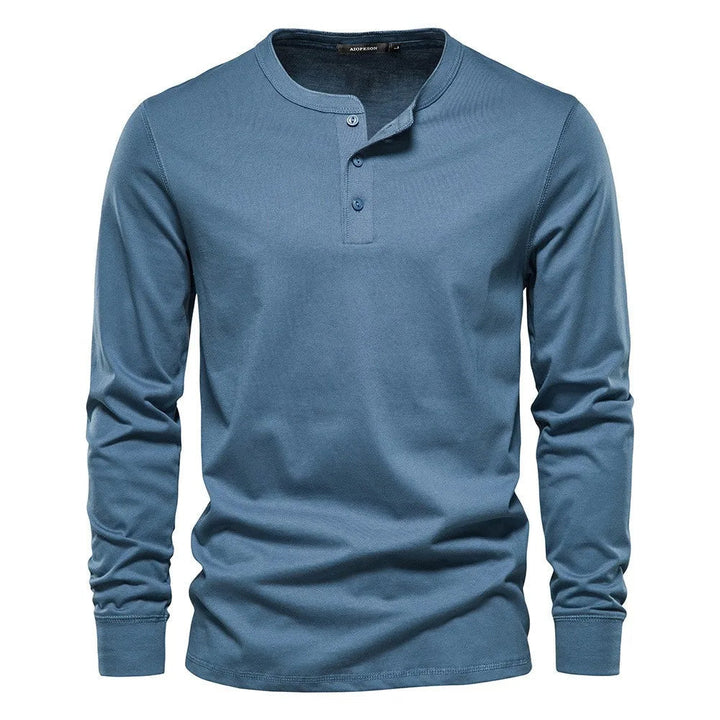 Dettaglio colletto classico della camicia da uomo
