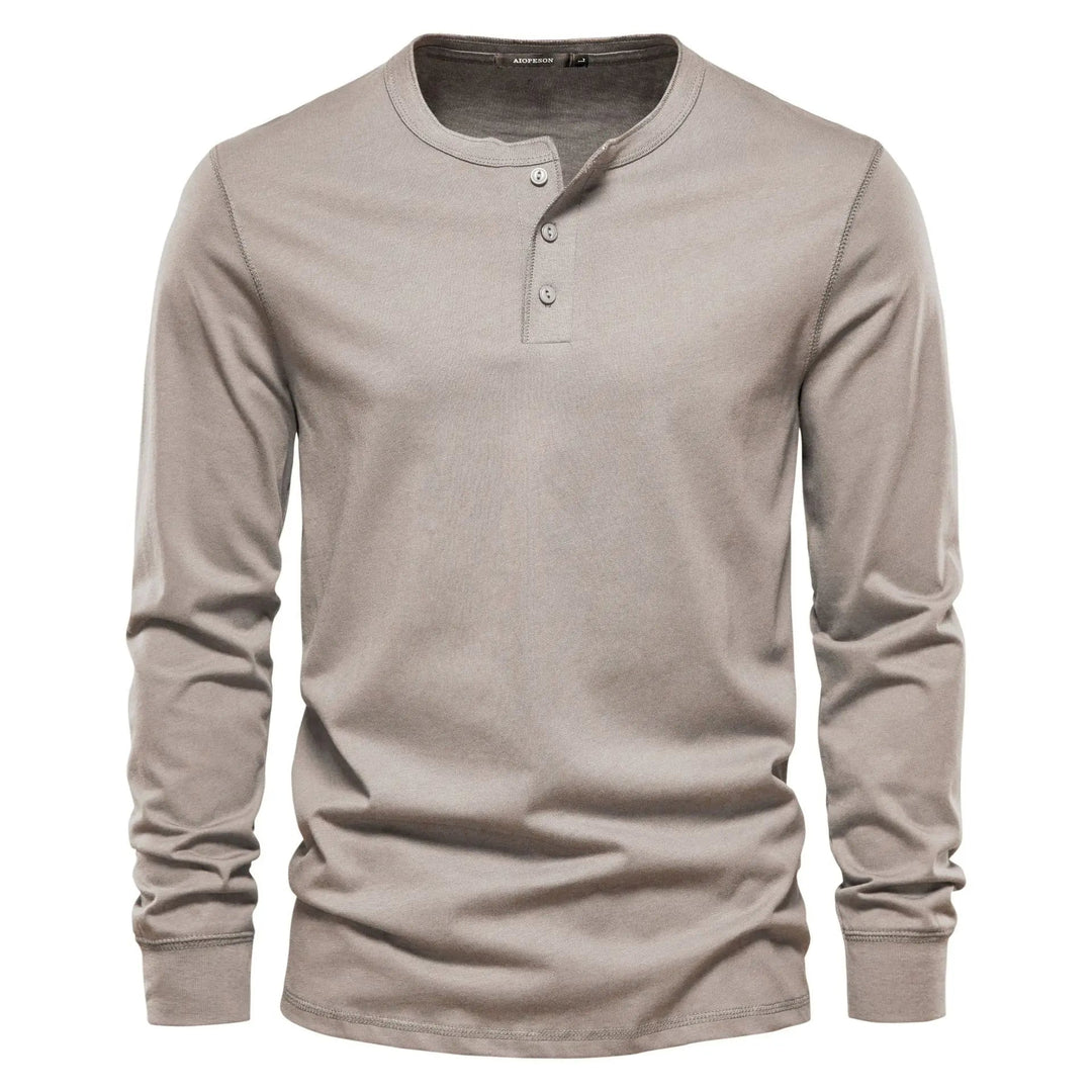 Dettaglio dei bottoni frontali della camicia