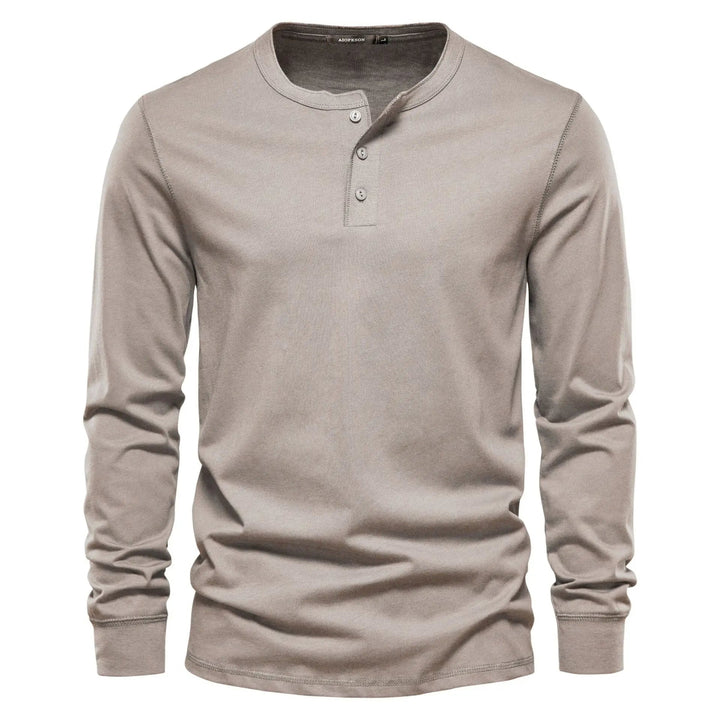 Dettaglio dei bottoni frontali della camicia
