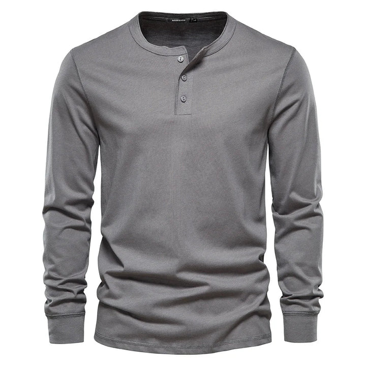 Camicia indossata, vista laterale, con silhouette dritta