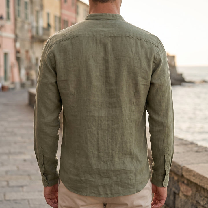 Vista frontale della camicia da uomo con dettaglio abbottonatura