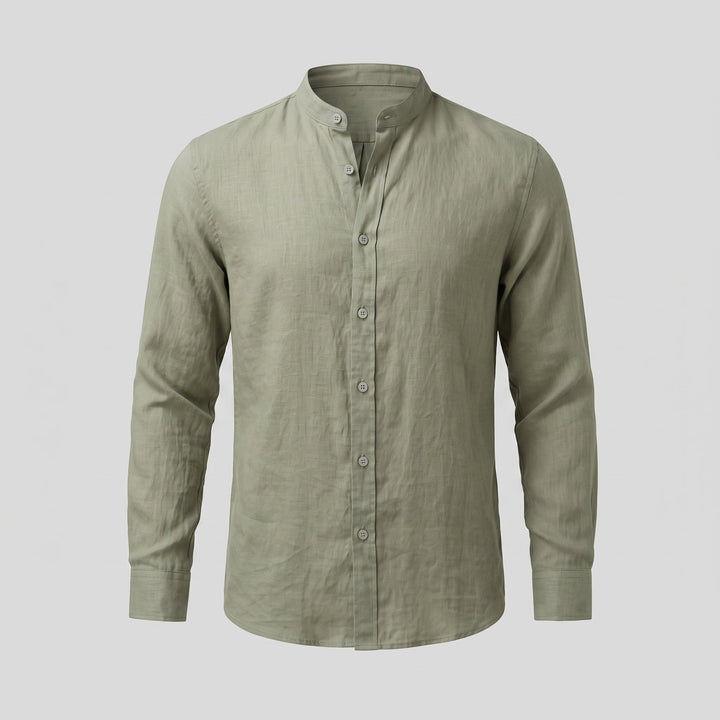 Dettaglio del colletto classico della camicia da uomo
