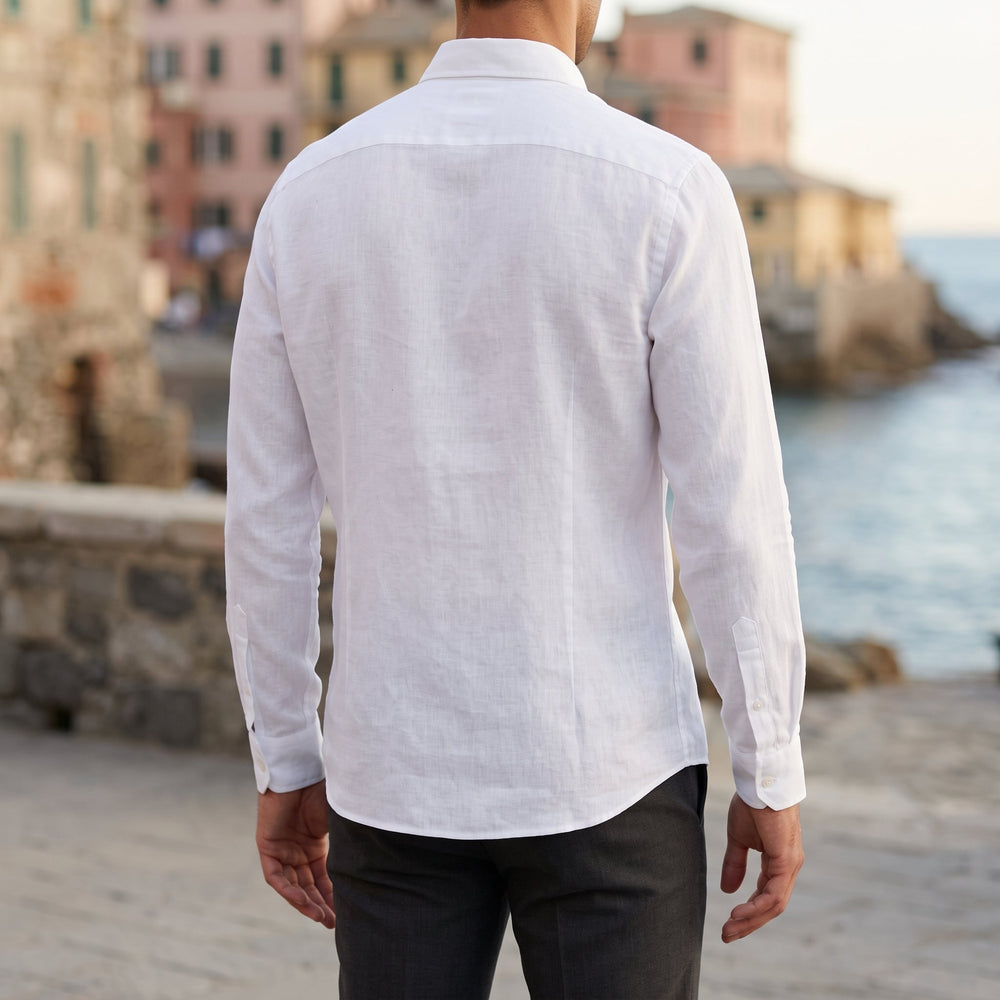 Dettaglio del polsino abbottonato della camicia a manica lunga