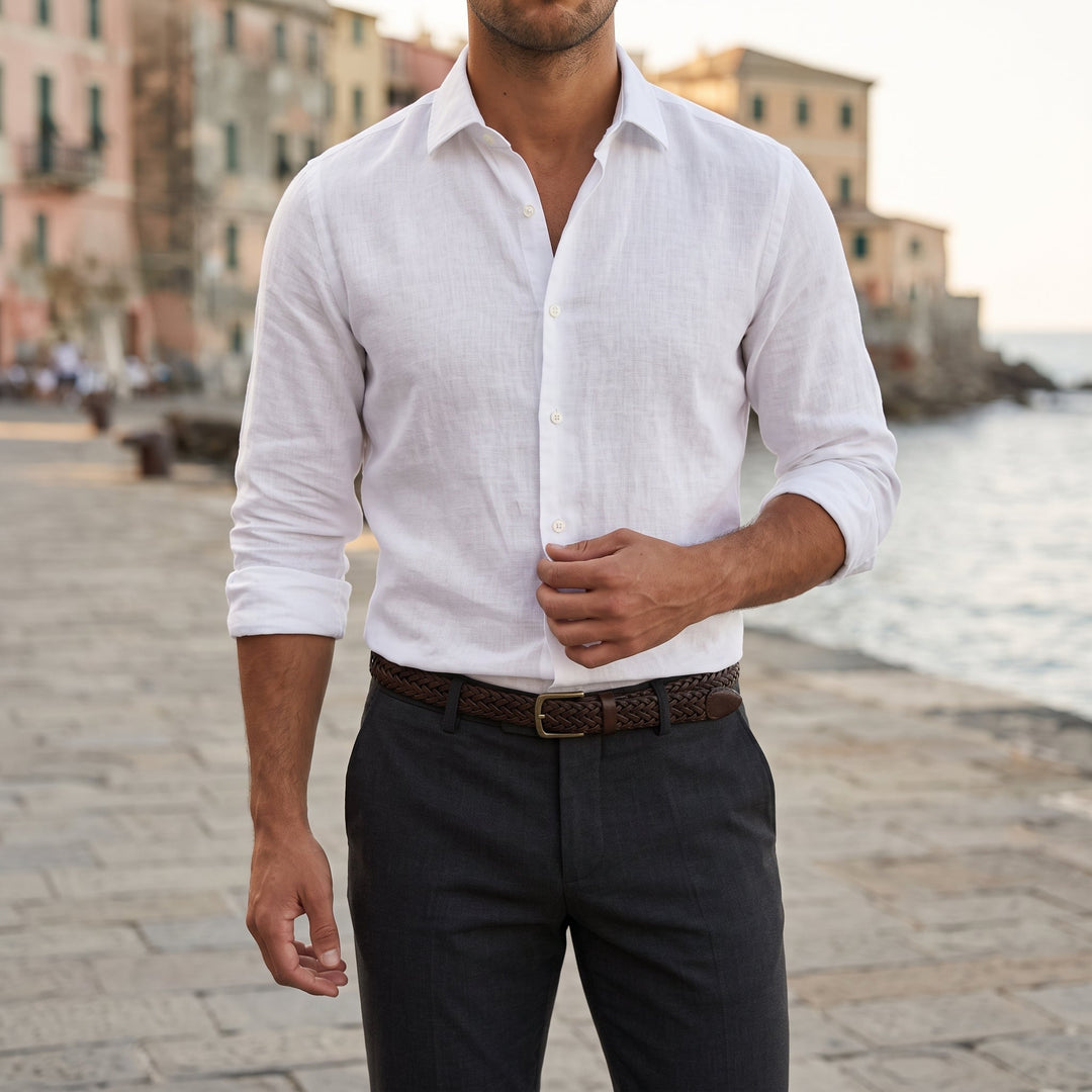 Vista posteriore della camicia da uomo con taglio dritto