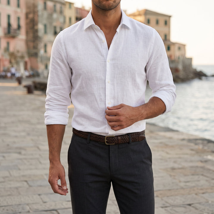 Vista posteriore della camicia da uomo con taglio dritto