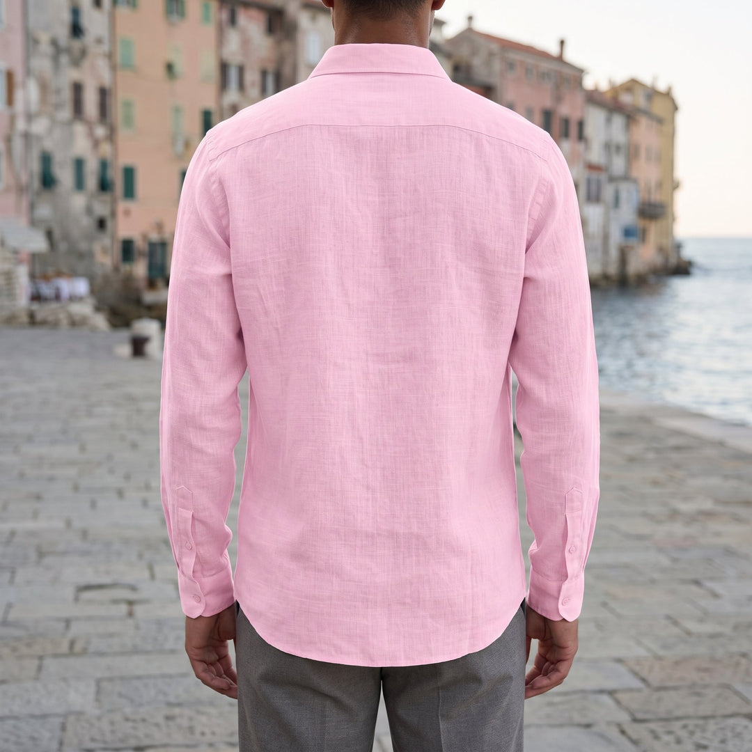 Vista frontale della camicia con taschino sul petto