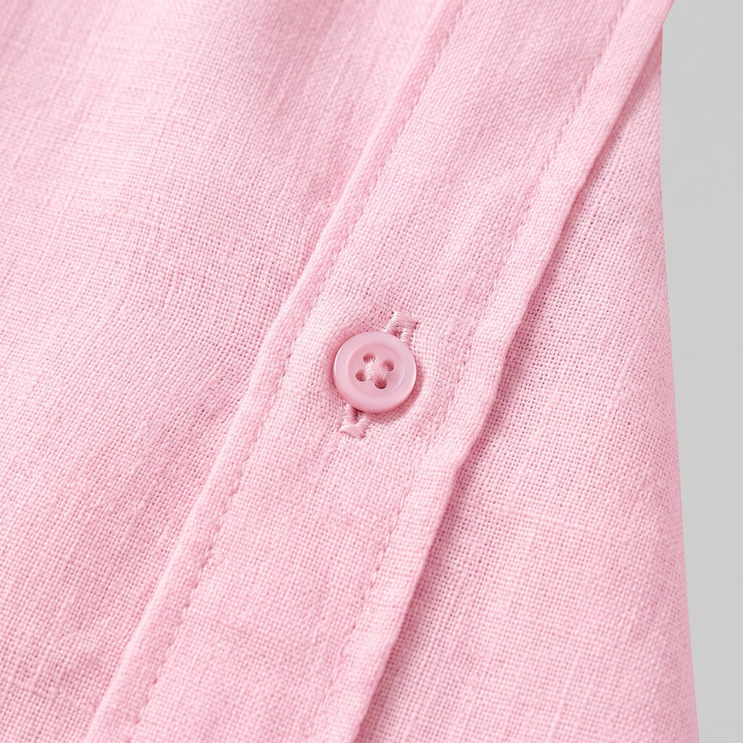 Dettaglio del colletto a punte aperte della camicia