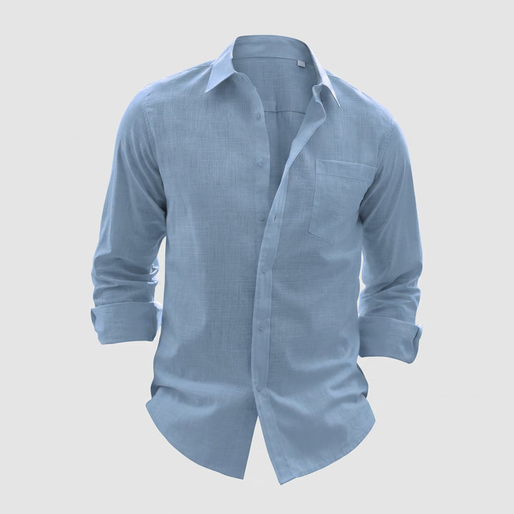 Camicia indossata con maniche arrotolate
