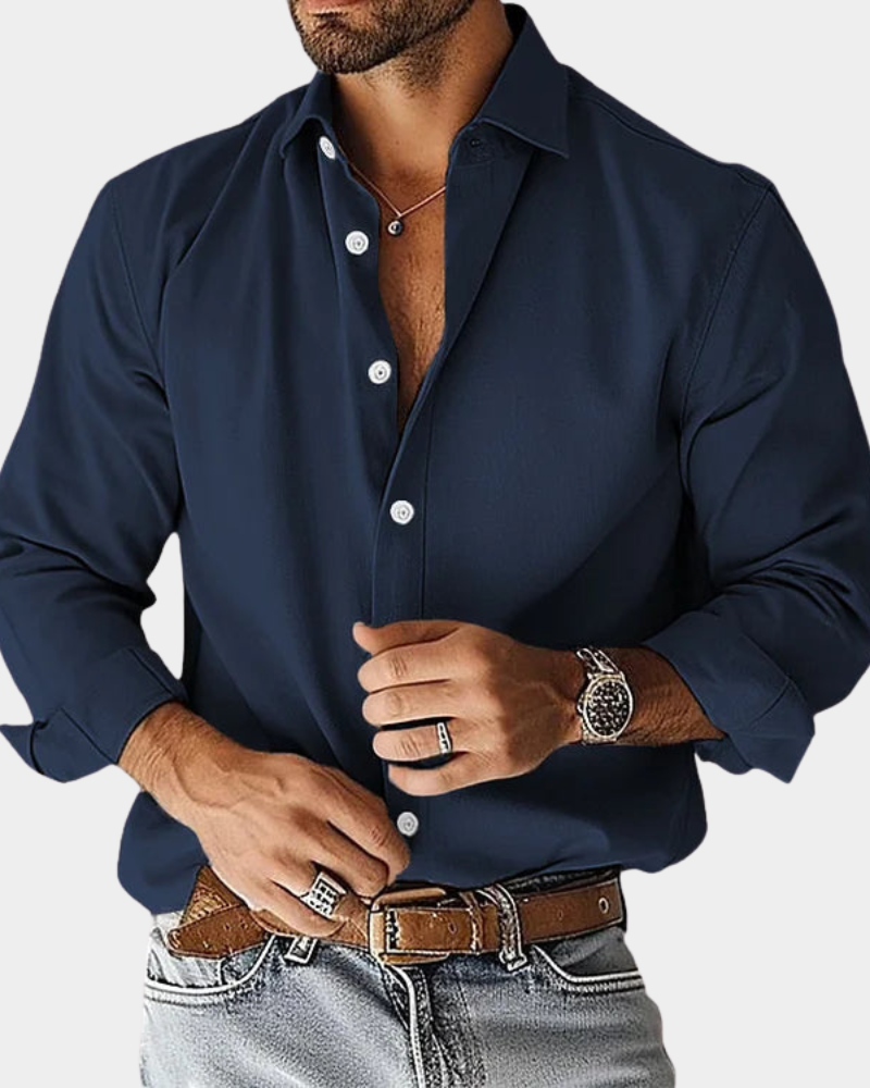 Dettaglio del fondo camicia e della vestibilità slim