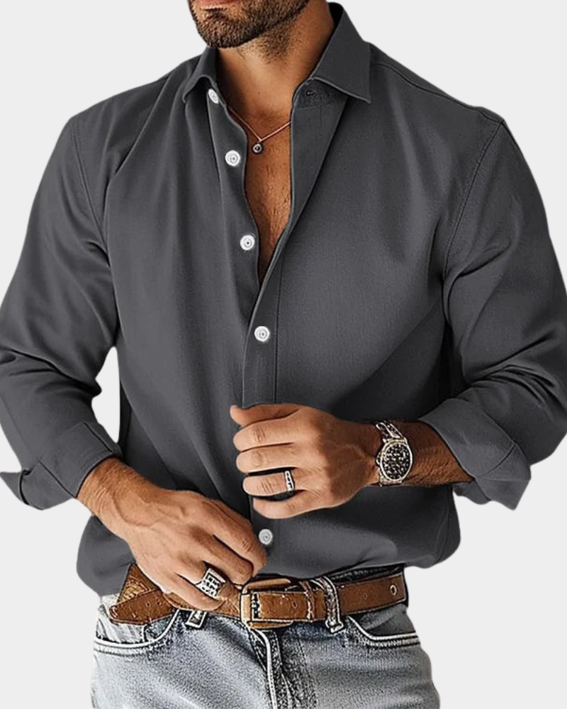 Vista posteriore della camicia slim fit da uomo