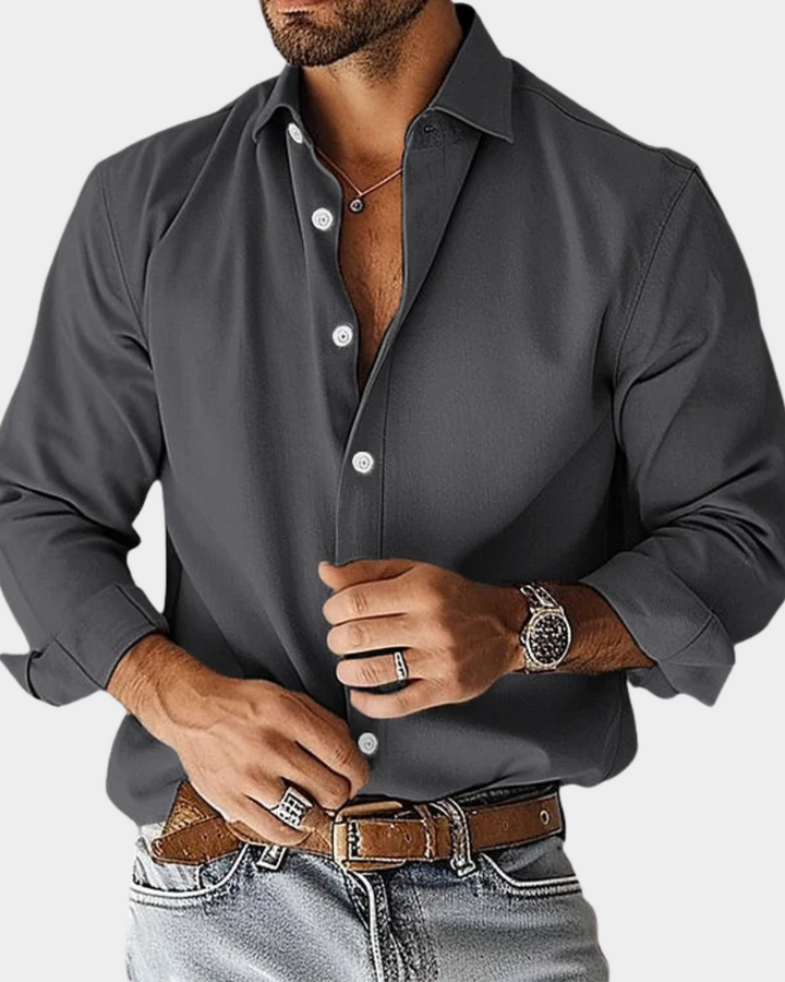 Vista posteriore della camicia slim fit da uomo