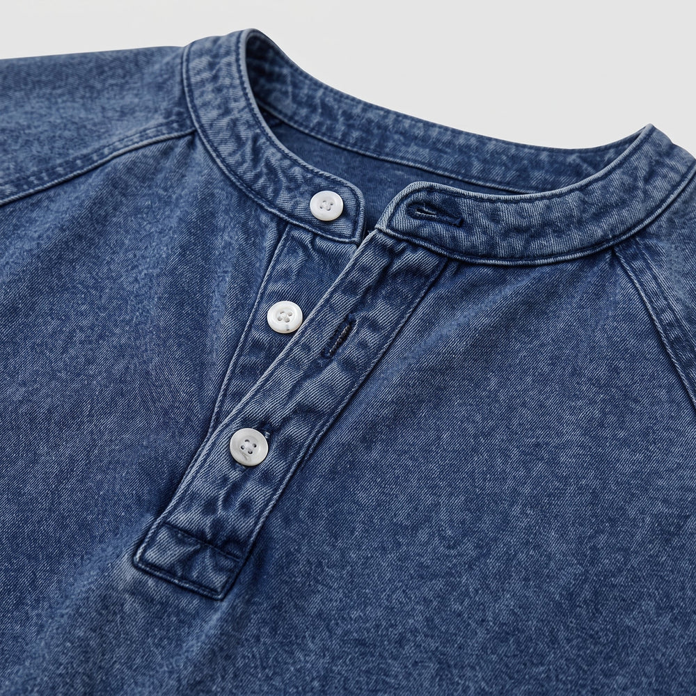 Camicia da uomo con colletto classico e chiusura a bottoni parziale, dettaglio
