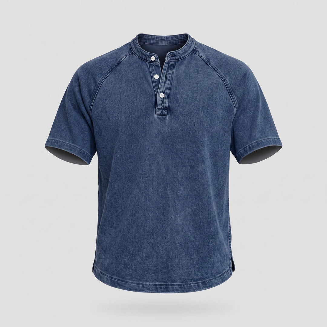 Camicia da uomo a taglio dritto indossata, vista di tre quarti