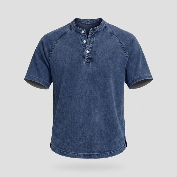 Camicia da uomo a taglio dritto indossata, vista di tre quarti