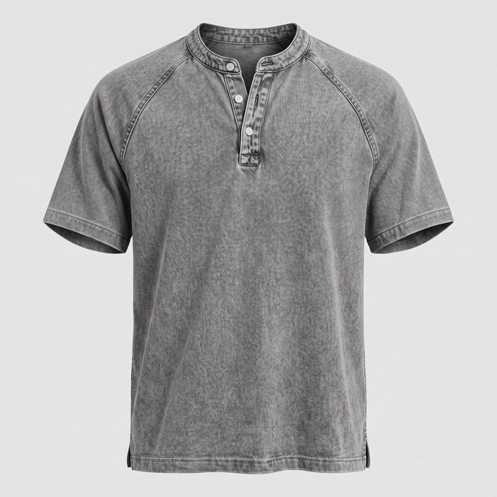 Dettaglio del colletto classico della camicia da uomo