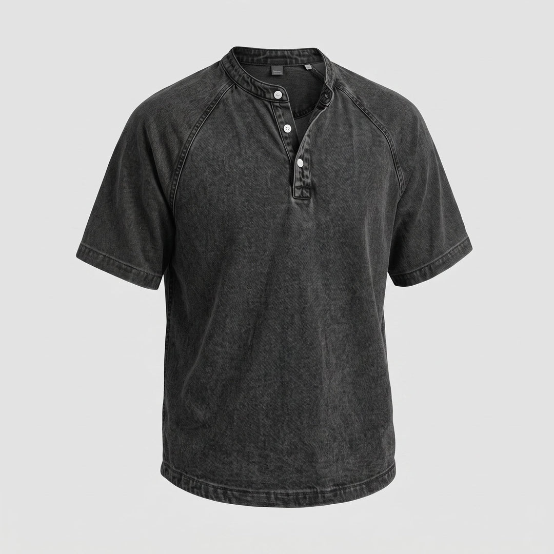 Camicia da uomo indossata, vista laterale sinistra