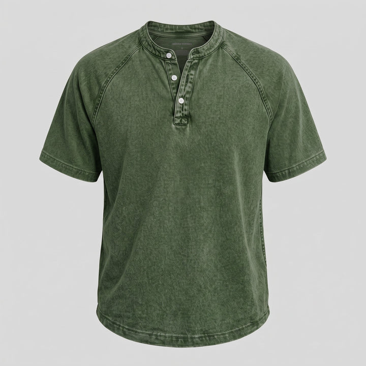 Camicia da uomo con maniche corte su modello in posa rilassata