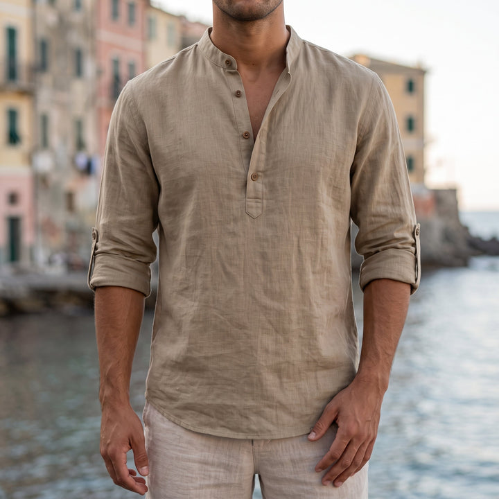 Camicia da uomo con taglio ampio, maniche arrotolate e bottoni frontali, vista frontale