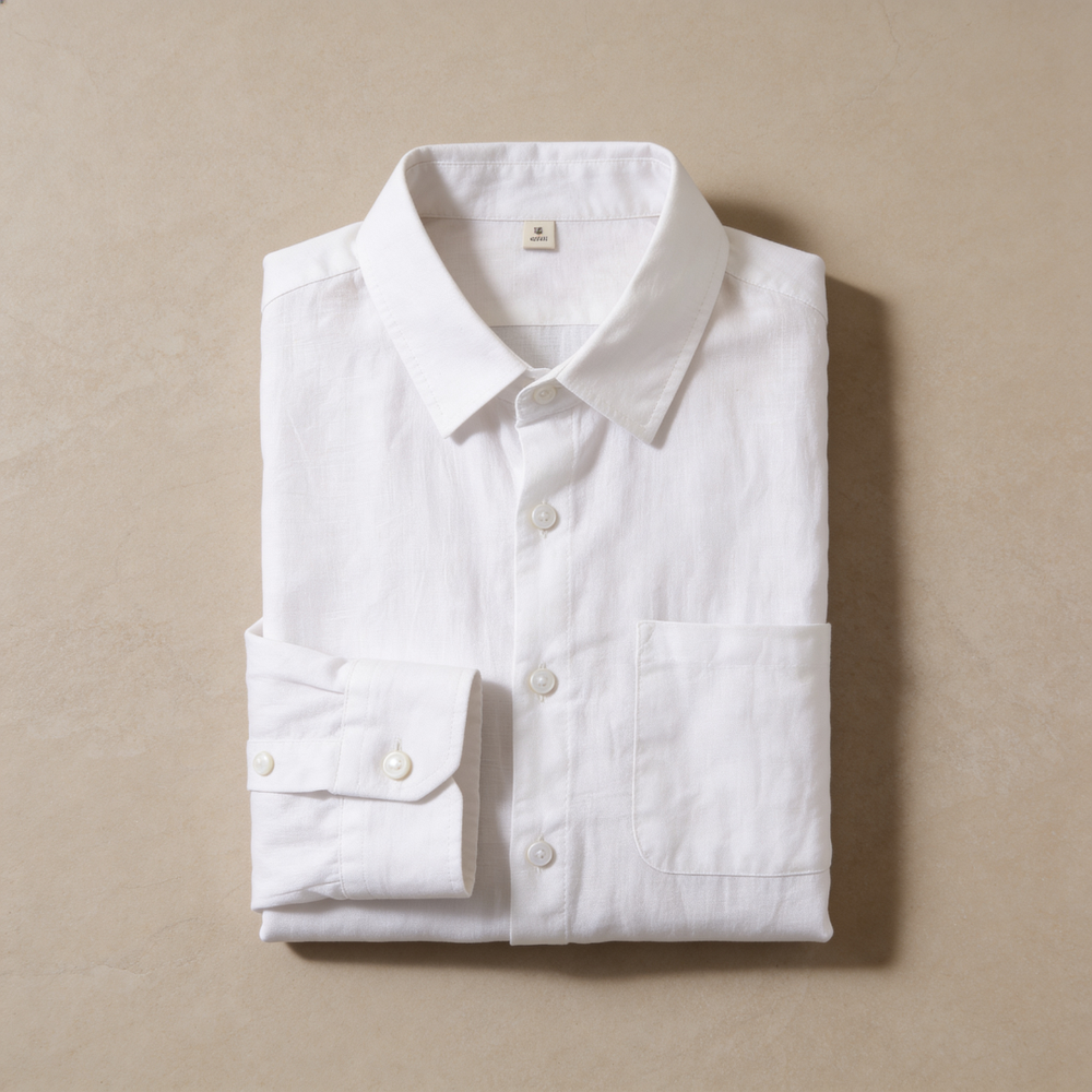 Dettaglio del colletto classico e dei bottoni frontali della camicia in lino