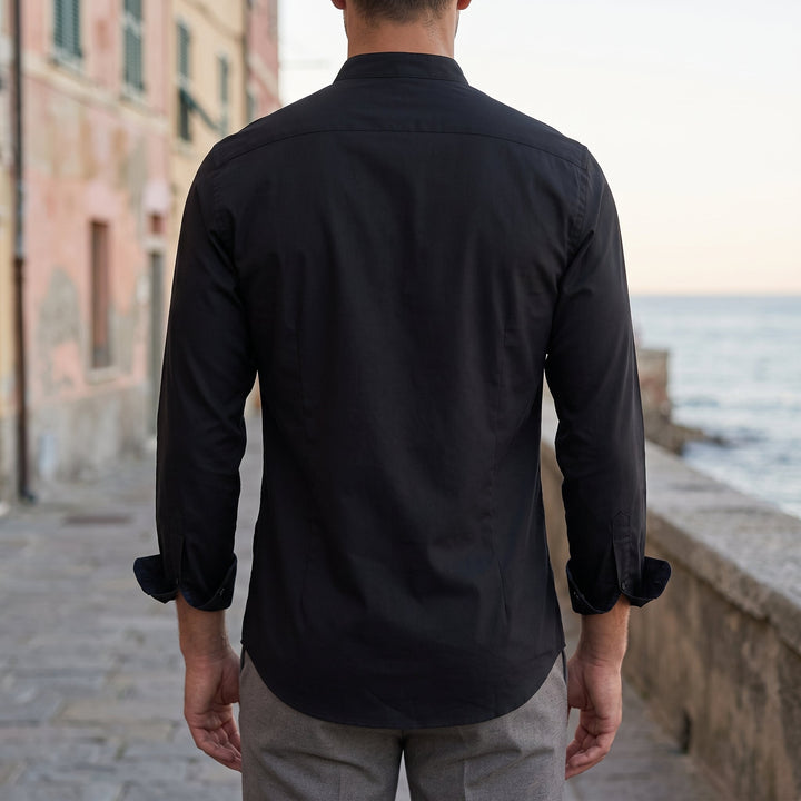 Vista posteriore della camicia da uomo in lino