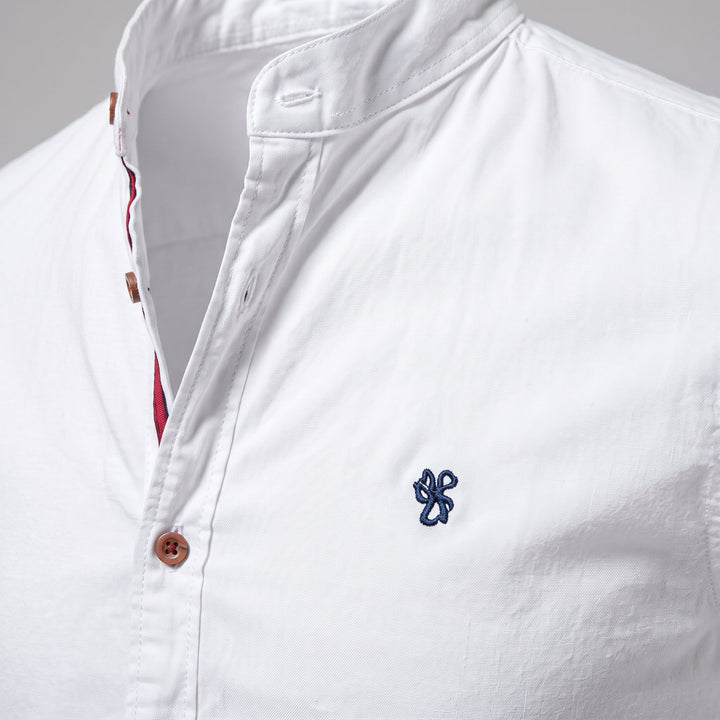 Vista laterale della camicia slim fit in lino