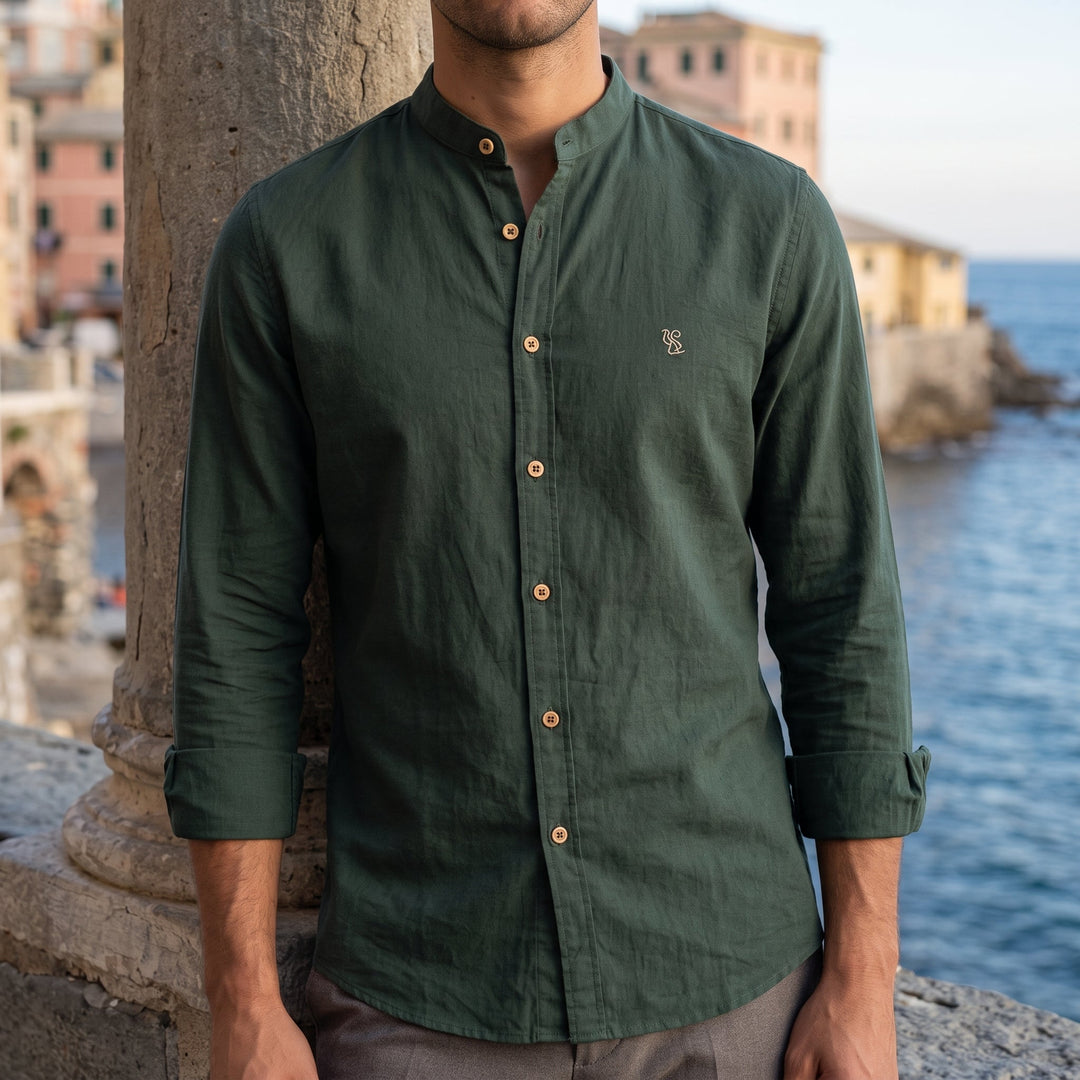 Camicia indossata con chiusura completamente abbottonata