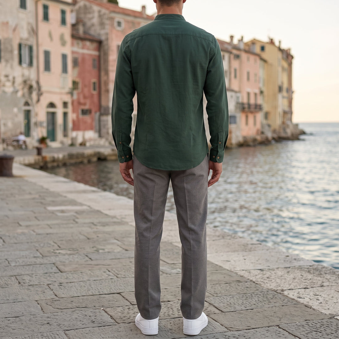 Camicia portata con i bottoni superiori aperti per un look rilassato