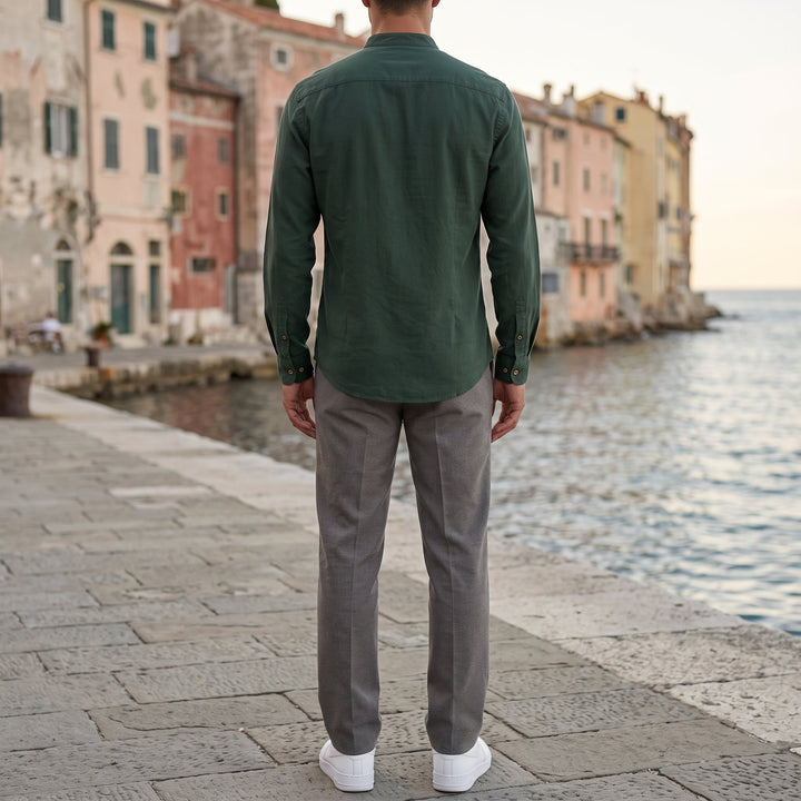 Camicia portata con i bottoni superiori aperti per un look rilassato