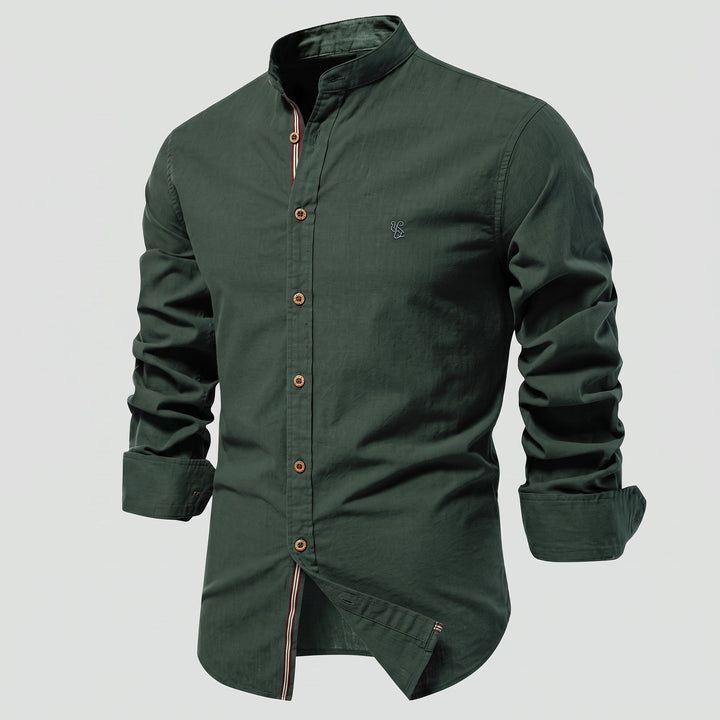 Camicia da uomo in lino su sfondo neutro, vista d&